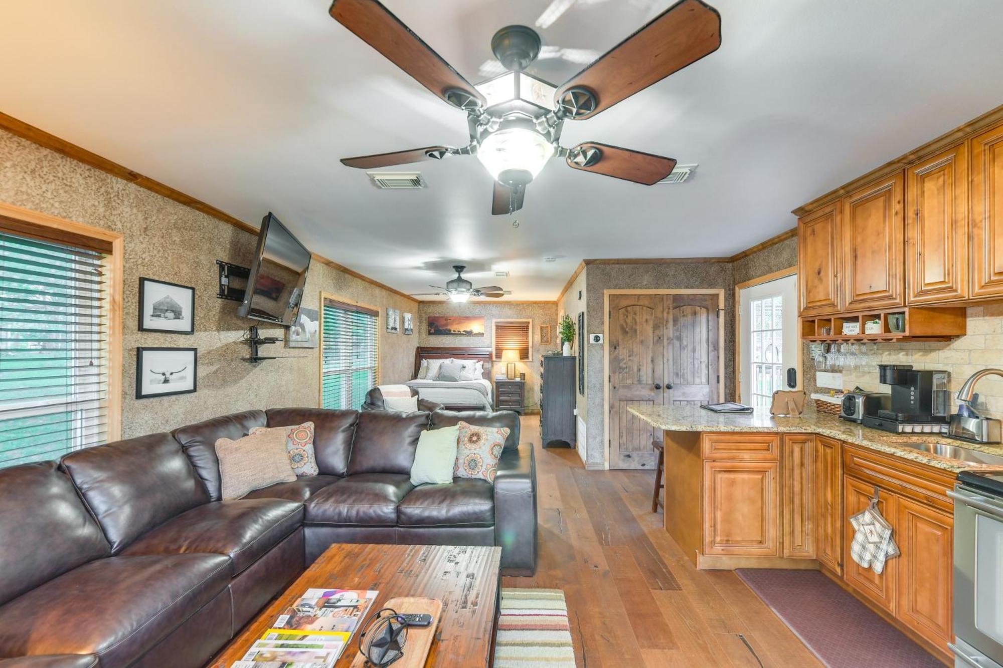 Rustic River Cabin With Dock And Covered Deck! Daire Waco Dış mekan fotoğraf