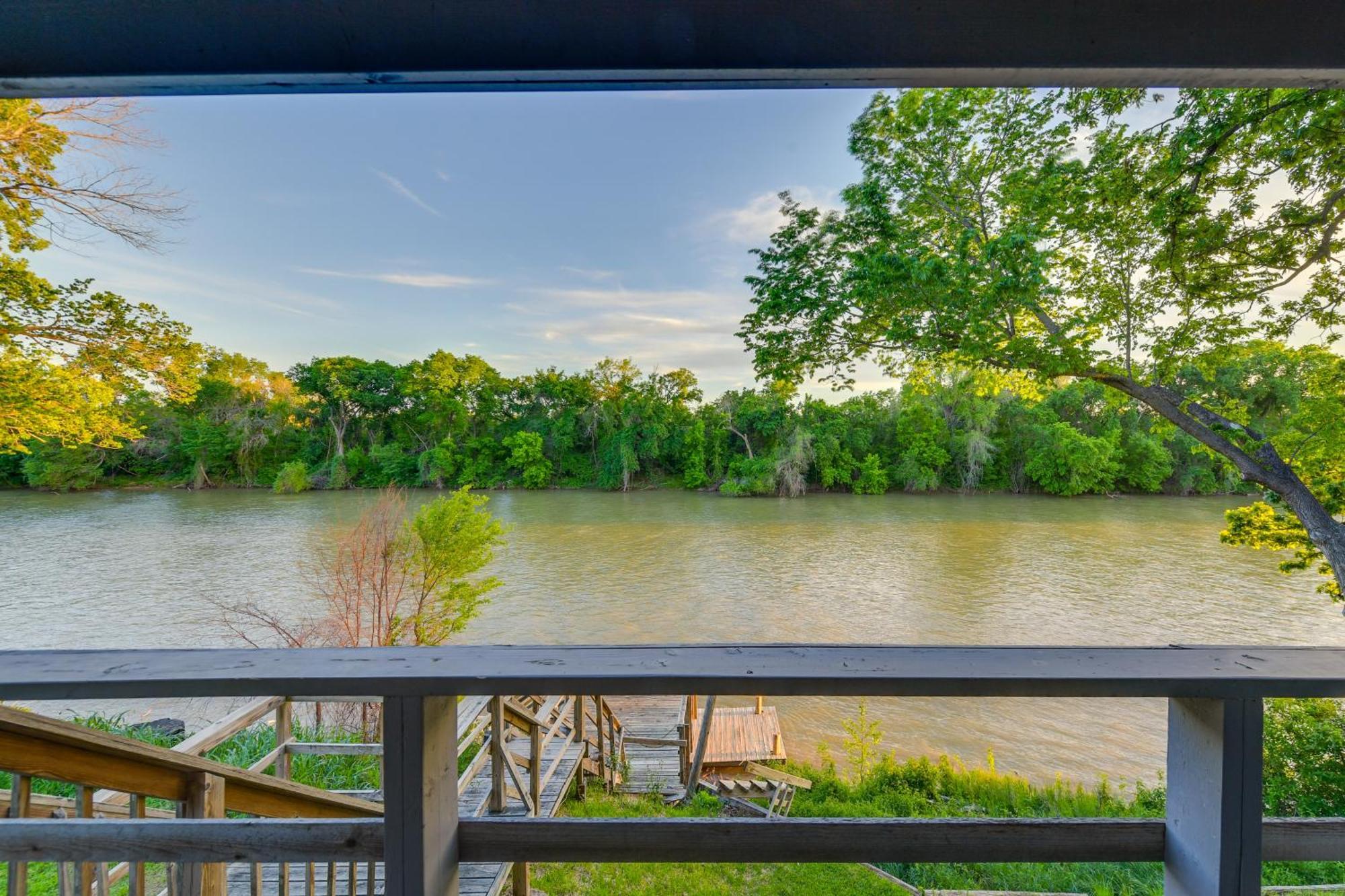 Rustic River Cabin With Dock And Covered Deck! Daire Waco Dış mekan fotoğraf