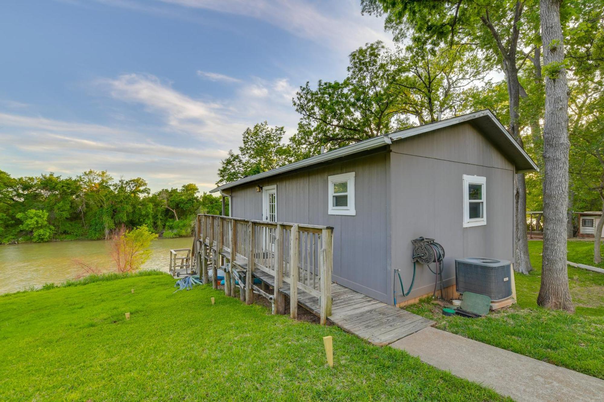 Rustic River Cabin With Dock And Covered Deck! Daire Waco Dış mekan fotoğraf