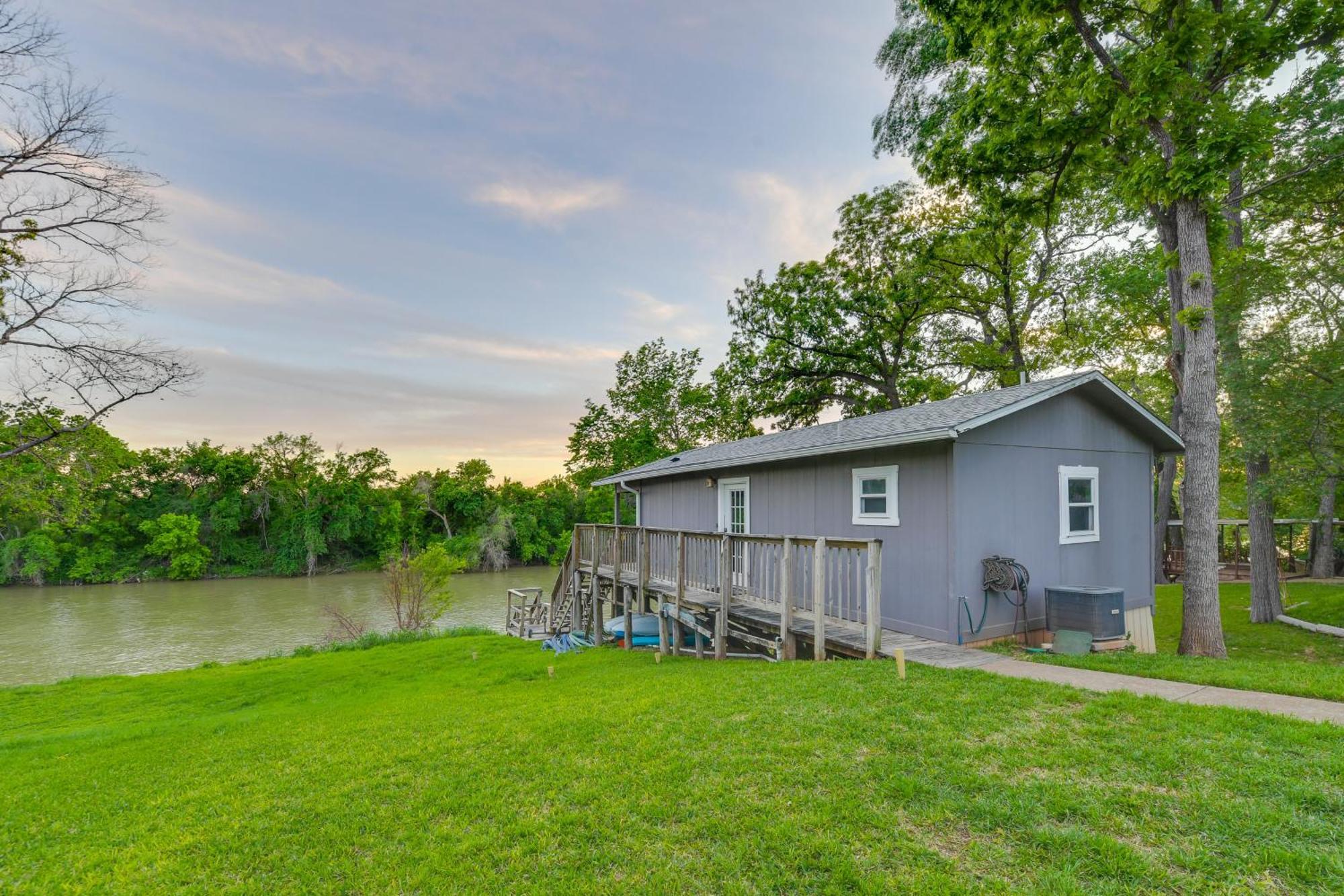 Rustic River Cabin With Dock And Covered Deck! Daire Waco Dış mekan fotoğraf