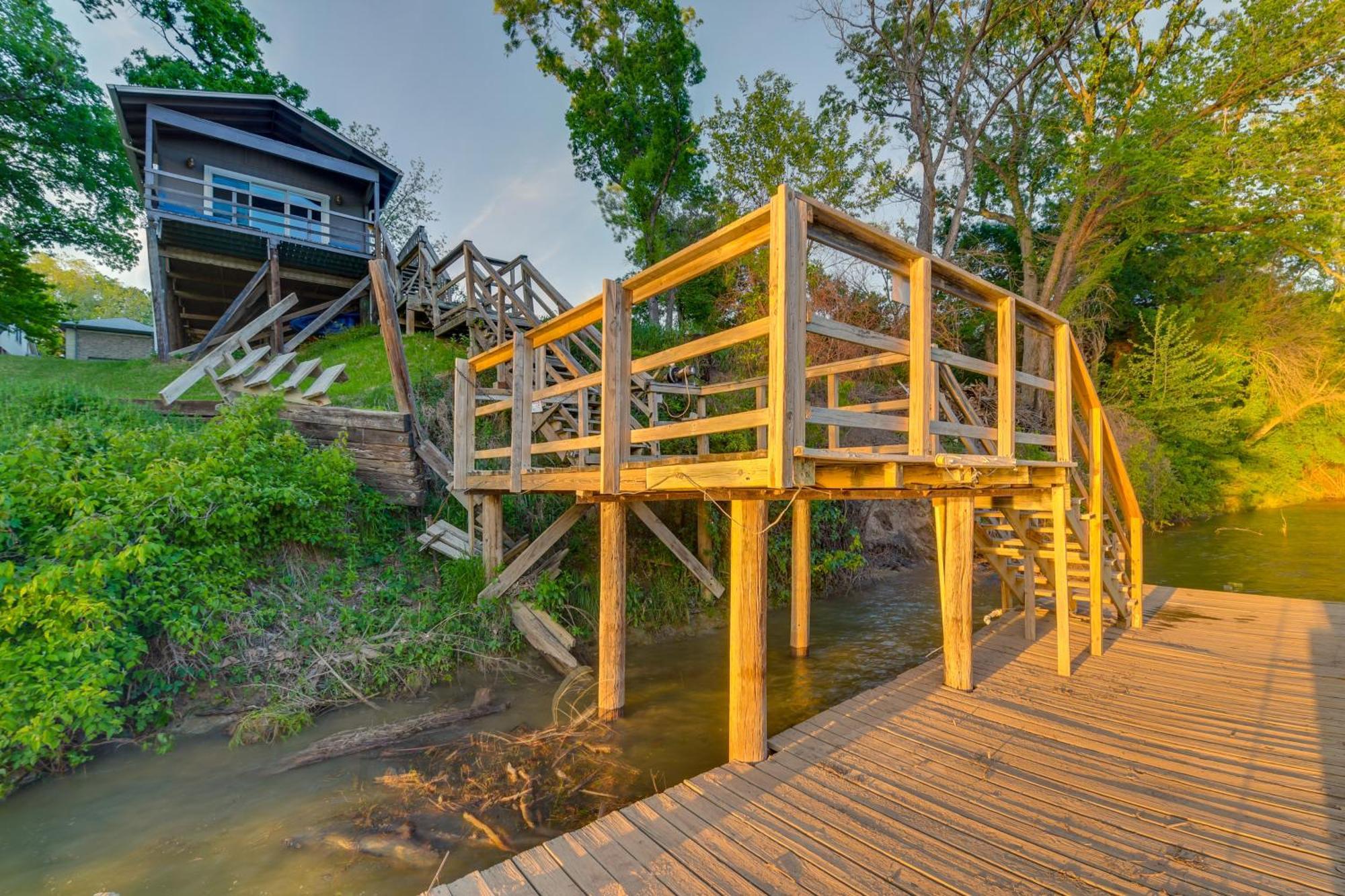 Rustic River Cabin With Dock And Covered Deck! Daire Waco Dış mekan fotoğraf