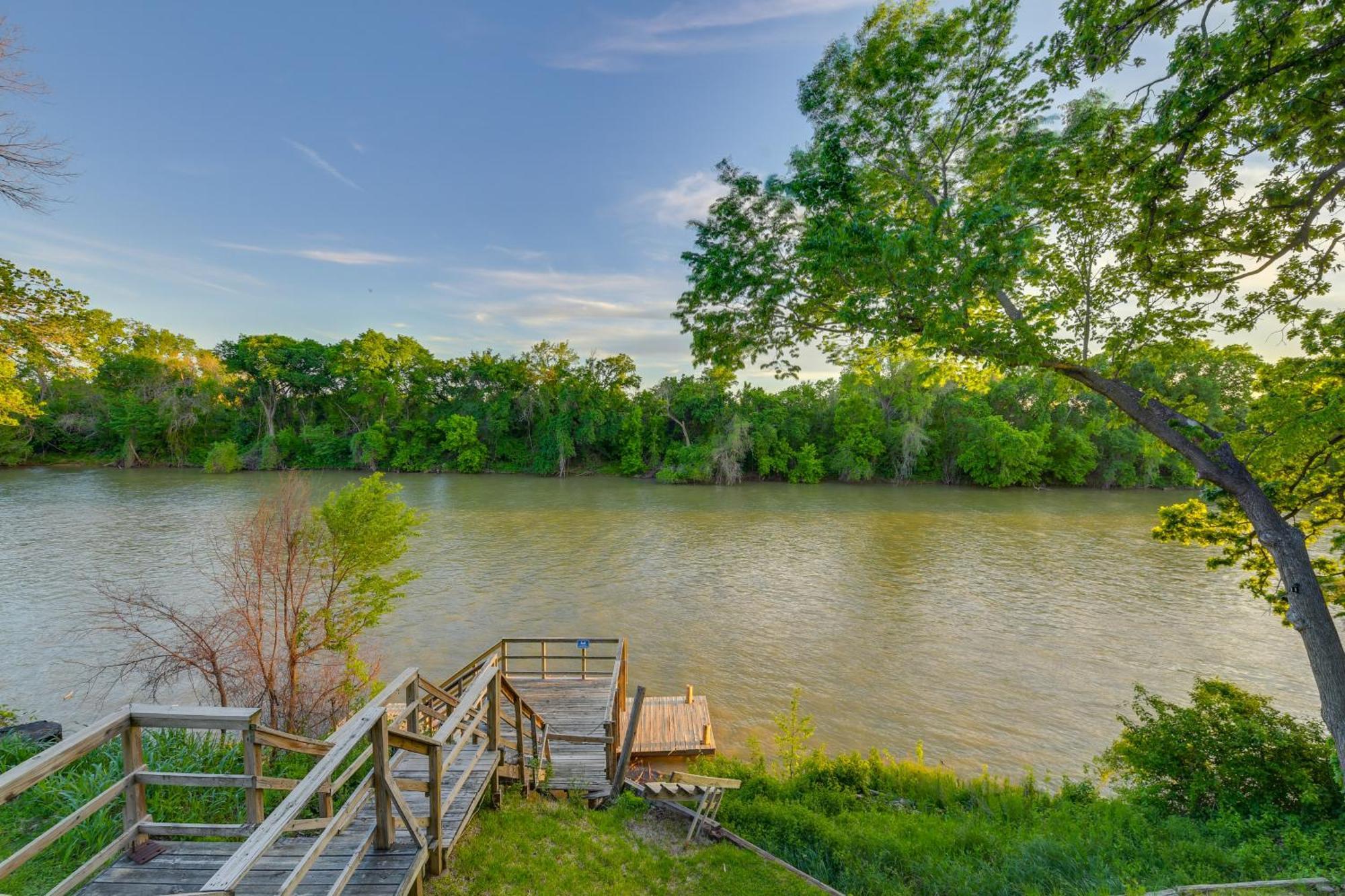 Rustic River Cabin With Dock And Covered Deck! Daire Waco Dış mekan fotoğraf