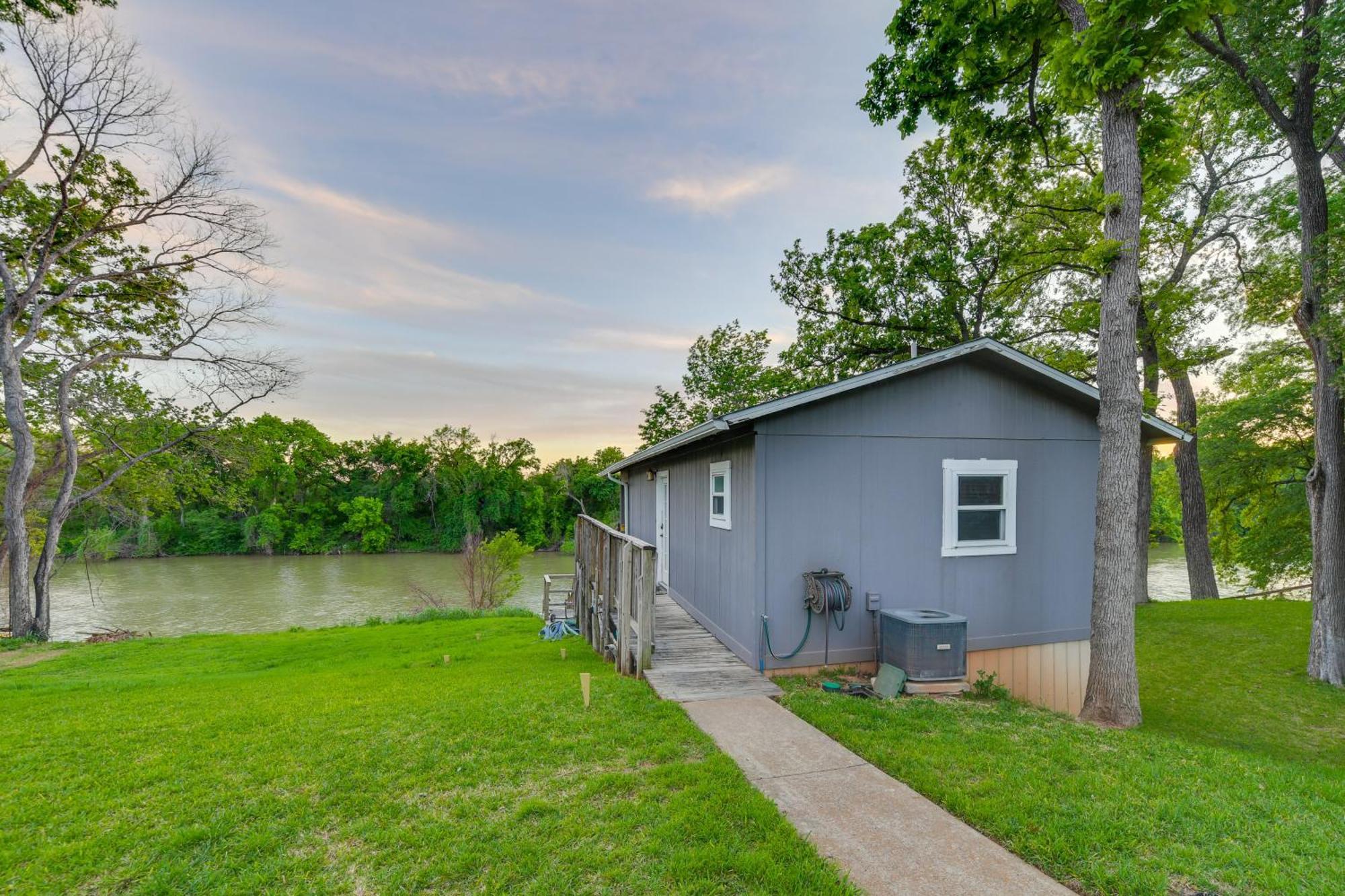 Rustic River Cabin With Dock And Covered Deck! Daire Waco Dış mekan fotoğraf